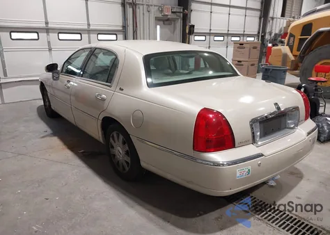 2003 Lincoln Town Car Cartier z USA, uszkodzony, nr VIN 1LNHM83W33Y672402